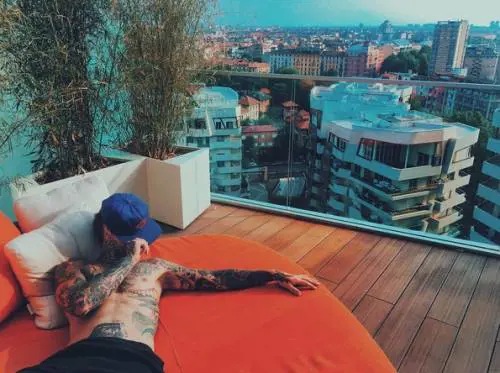 Attico di lusso per Fedez, ma i fan protestano