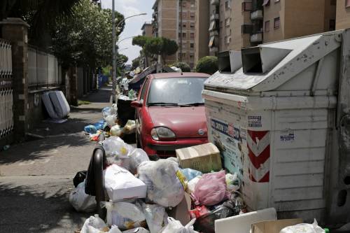 Romani senza bus e sommersi dai rifiuti. Ma i dirigenti Atac incassano i super premi