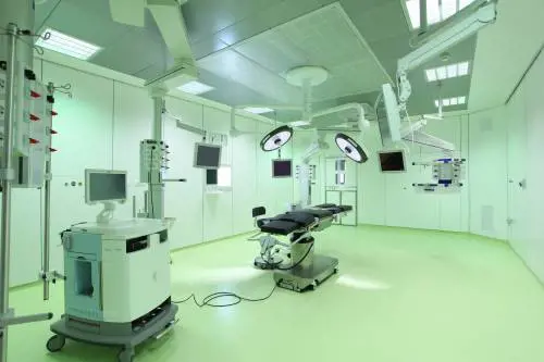 Diagnosticavano il tumore per rifare il seno alle pazienti. Otto medici indagati