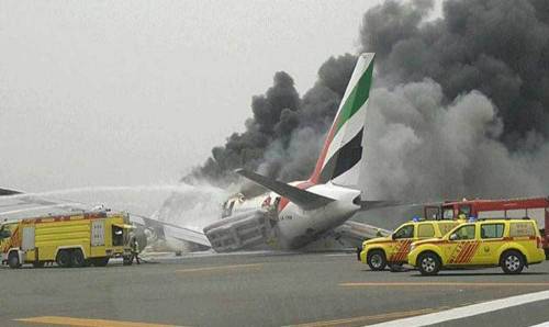 Aereo della Emirates prende fuoco all'atterraggio a Dubai