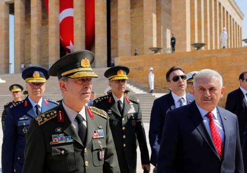 Il premier Binali Yildirim e il capo di Stato maggiore Hulusi Akar al mausoleo di Ataturk ad Ankara