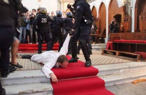 Hollande umilia la Chiesa Polizia profana la messa