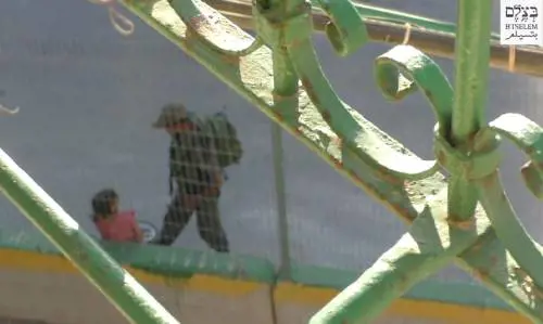 Soldato israeliano sequestra e butta la bici di una bimba palestinese