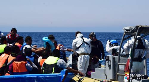Migranti, l'Isis manovra i flussi: così dalla Libia li mandano in Italia