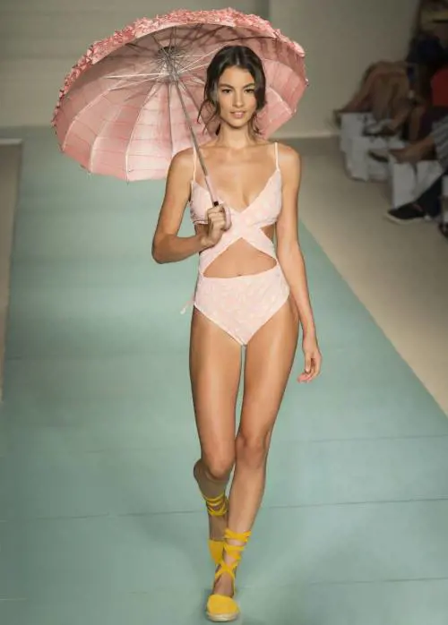 Miami Swim Fashion Week, tante modelle in costume per l'evento clou della moda estiva