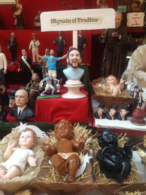 Higuain "il traditore", a Napoli c'è già la statuina per il presepe 