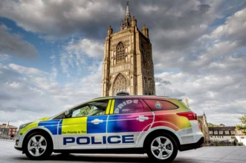 Volanti arcobaleno per la polizia nel Regno Unito