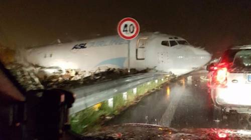 Paura a Orio al Serio: l'aereo esce di pista e finisce tra le auto
