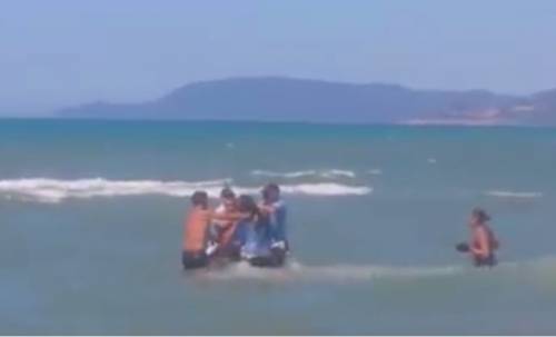 Sfodera spranga e coltello Immigrato choc in spiaggia a Grosseto