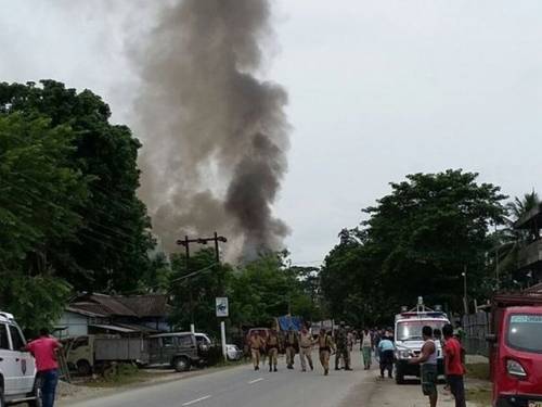 Militanti sparano sulla folla in India: 12 civili uccisi