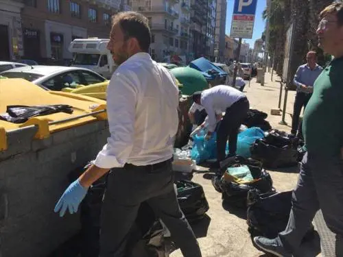 Bari, il sindaco multa i commercianti sporcaccioni