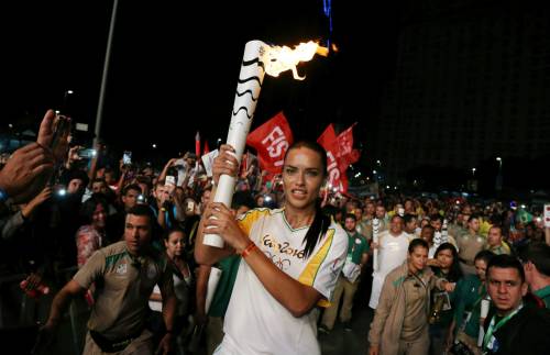 Rio, la corsa dei tedofori. E c'è pure Adriana Lima