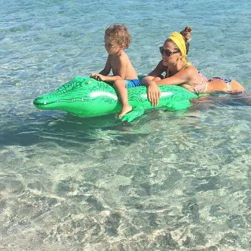 Melissa Satta a tutta famiglia con Kevin Prince e Maddox in Sardegna