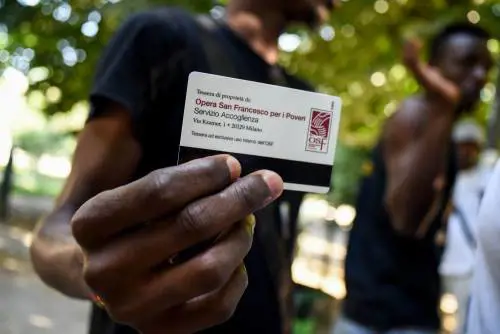 Turista cinese sbaglia a compilare modulo e viene messo in un centro per rifugiati