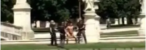Corre nudo per strada ​urlando "Allahu Akbar!": tunisino espulso