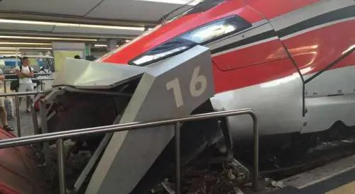 Napoli, malore per macchinista: Frecciarossa urta le protezioni