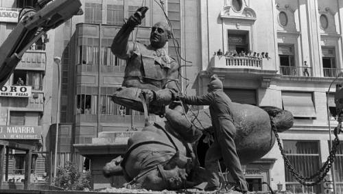 La Spagna volta le spalle a Franco e vuol distruggerne la tomba