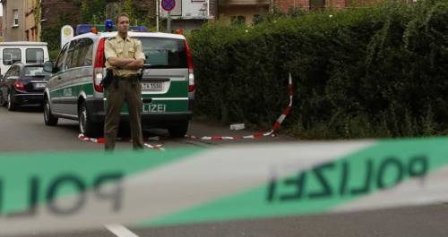 Germania, un uomo armato asseragliato in un ristorante