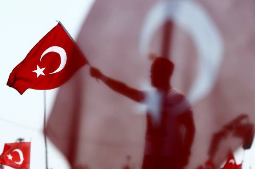 Prova di forza di Erdogan a Istanbul. Folla oceanica contro il golpe