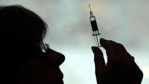 Chiudere "Report" non serve a niente. Serve vaccinarsi
