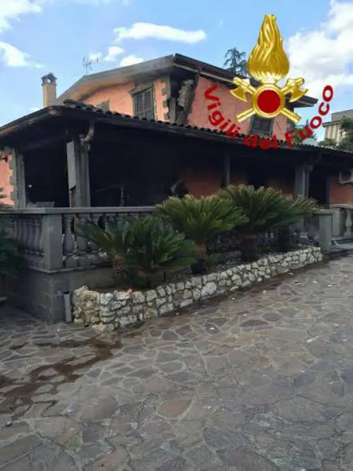 Muore mentre brucia la villetta ​dello spasimante della sorella