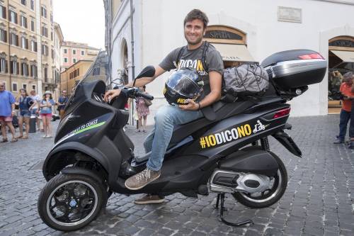 L'estate in scooter di Di Battista per il "No" al referendum