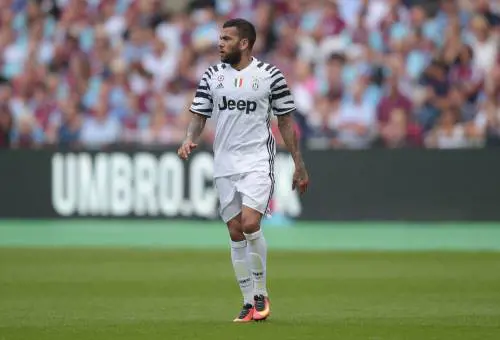 Dani Alves: "Basta m...a su di noi"