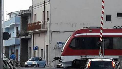 Nel Brindisino passaggi a livello alzati mentre i treni attraversano i caselli