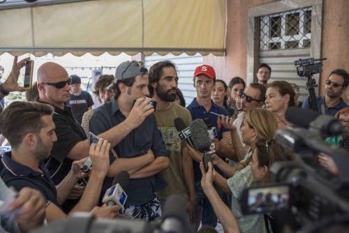 La polizia lasciata sola tra teppisti e migranti