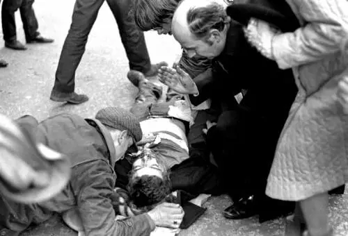 Padre Edward Daly in una foto degli scontri a Londonderry
