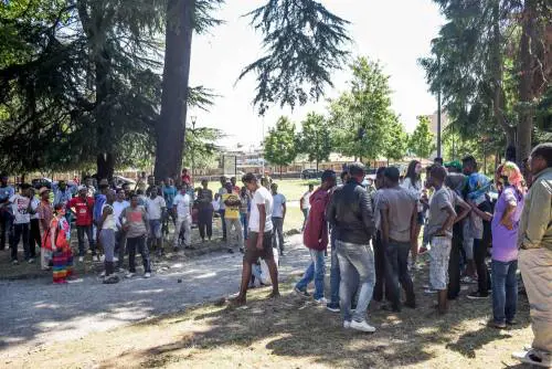 Emergenza anche a Como: in centinaia alla frontiera