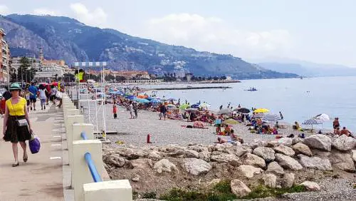 Mentone, in spiaggia  ​cartelli rischio attentati