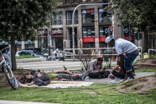 Migranti fra tende e Naviglio. Il Comune vuole le caserme