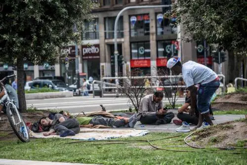 Migranti fra tende e Naviglio. Il Comune vuole le caserme