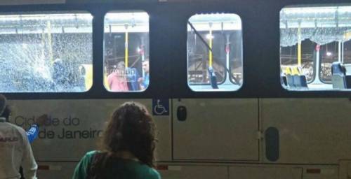Rio, attaccato autobus ufficiale. Feriti due giornalisti