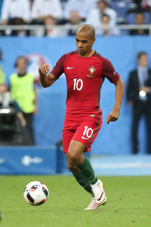 De Boer si presenta con Joao Mario in regalo