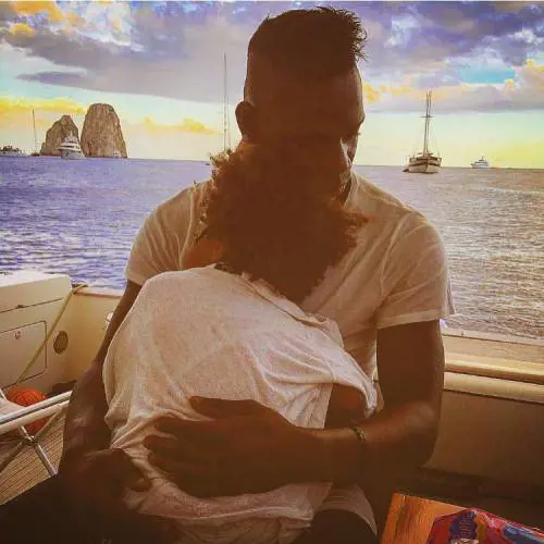 Mario Balotelli a tutta famiglia con la piccola Pia