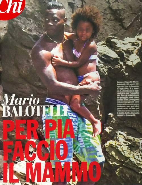 Mario Balotelli papà tenerissimo al mare con la piccola Pia
