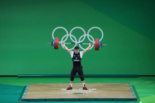 Solleva 195 kg, ma gli cede il braccio. Infortunio choc per il campione di sollevamento pesi