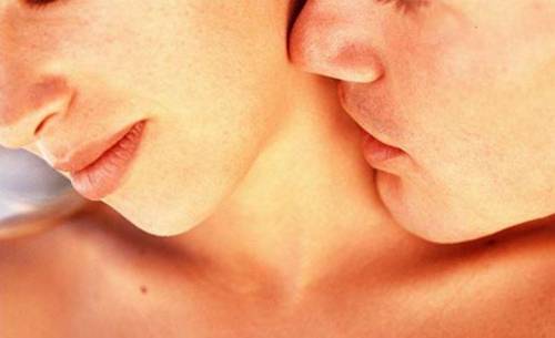 Un bacio sul collo può essere considerato violenza sessuale