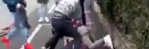 Ragusa, picchiato e spogliato in strada. E i bulli mettono le foto in rete