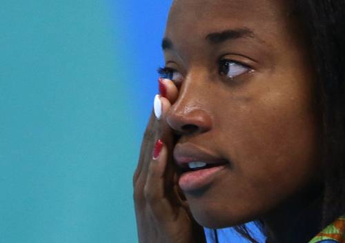 Simone Manuel fa la storia: prima afroamericana a vincere l'oro nel nuoto. Le lacrime di gioia