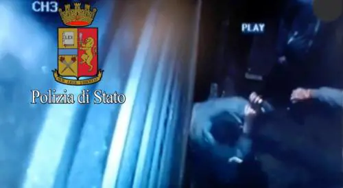 Milano, lite per il parcheggio: ​in quattro lo pestano a sangue 