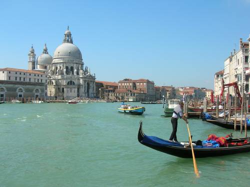 Venezia non vuole più i veneziani Case solo ai turisti