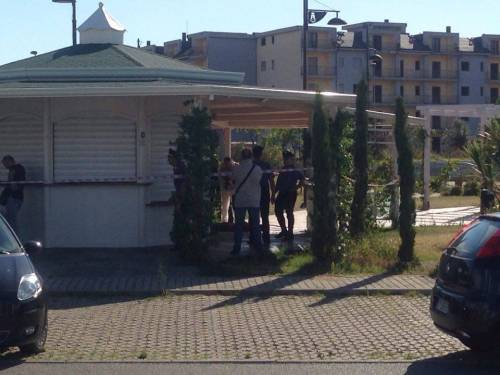 Non gli fa ascoltare la musica: marocchino lo sgozza col vetro
