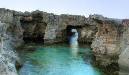 Nel Salento, a Tricase, una donna travolta da un'onda muore annegata