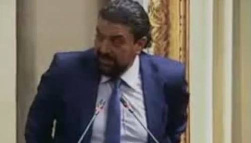 L'esordio del deputato siciliano all'Ars fa il giro del web