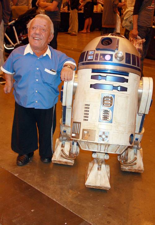 L'attore Kenny Baker con il robot R2-D2, a cui ha dato vita in Star Wars