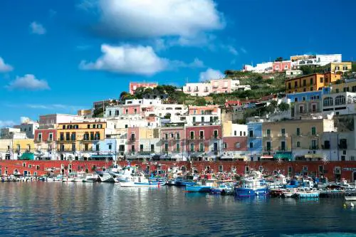 Ponza, caos per falso allarme bomba: vendetta del marito