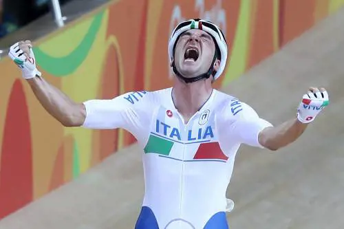 Cade, si rialza e trionfa: Viviani medaglia oro nel ciclismo